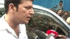 Watch Aditya Pancholi FIGHTS with media @ Jiah khan's FUNERAL Video