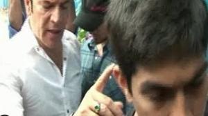 Watch Aditya Pancholi's BIG FIGHT at Jiah Khan's funeral Video
