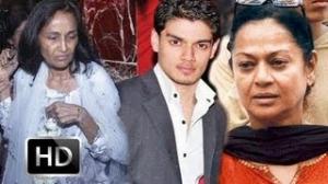 Watch Jiah Khan Suicide Case : Suraj Pancholi's mother Zareena at Police Station Video