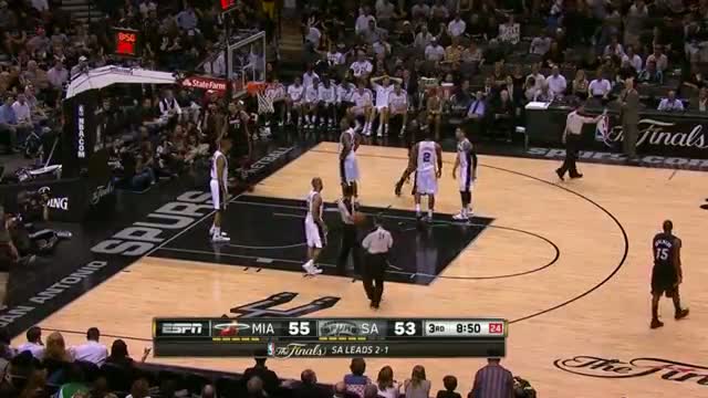 Watch NBA: Dwyane Wade Stretches for the Reverse Layup Video