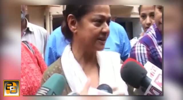 Watch Jiah Khan's mother SNUBS Suraj Pancholi's mom Zarina Waha Video
