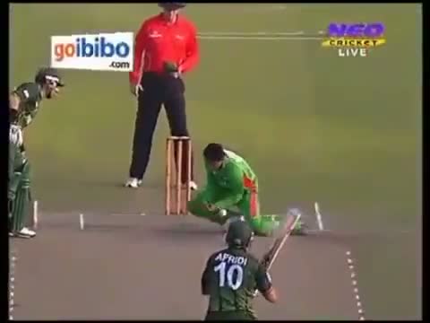 Watch Most funniest Dismissal in Cricket history Shahid Afridi Wicket - 11 March 2012 Video