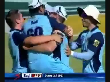 Watch Unbelievable Catch In Cricket Great Presence of mind by the Fielder Video