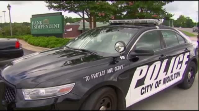 Watch Man Accused of Robbing Bank Waits for Police Video