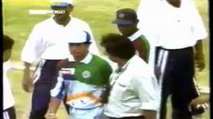 Watch Pakistan crowd throwing stones at Indian Team - Sachin Tendulkar leaves the field Video