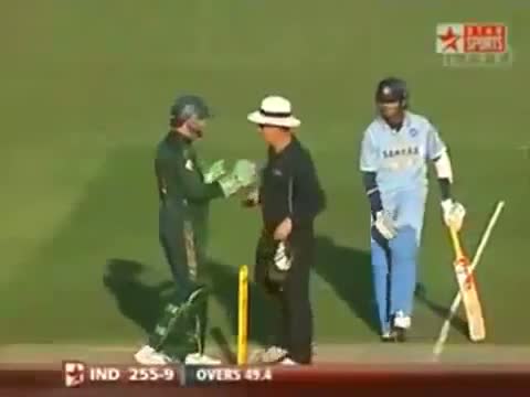 Watch Gilchrist's Funny Stumping Video