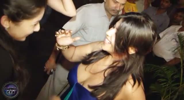 Watch Ekta Kapoor's HOT CLEAVAGE show at Lootera Bash Video