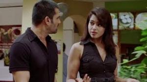 Watch Sameera Reddy gives an ultimatum to Suniel Shetty - De Dana Dan Video