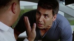 Watch Akshay Kumar tries to escape from Tinnu Anand - De Dana Dan Video
