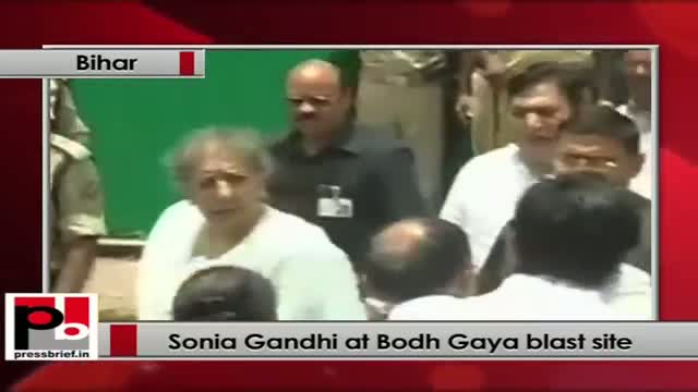 Watch Bodh Gaya blasts: Sonia Gandhi, Sushil Kumar Shinde visit Mahabodhi temple complex Video