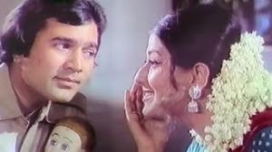 Watch Main Tumko Doongi Saiyan - Superhit Fun Hindi Song - Rajesh Khanna, Moushumi Chatterjee - Humshakal Video