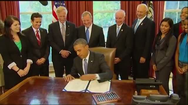 Watch Obama Signs Student Loan Deal Video