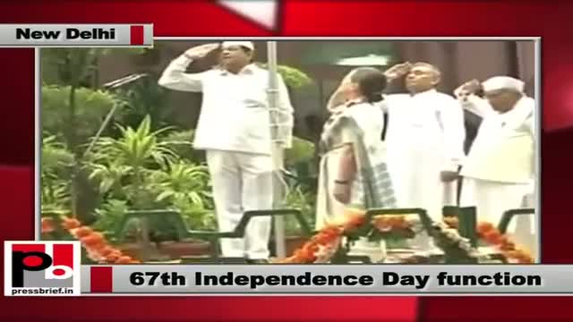 Watch Sonia Gandhi hoists flag at AICC office on Independence day Video