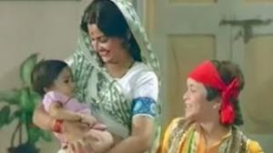 Watch Godi Mein Aaja, Hamein Pehchan Ja - Hindi Movie Song - Navaratri (1955) Video
