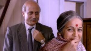 Watch Anupam Kher's interview outfit amuses Family - Saaransh (1984) - Rohini Hattangadi, Soni Razdan Video