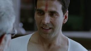 Watch Akshay Kumar is a struggling road constructor - Khatta Meetha Video