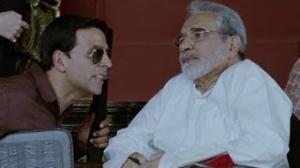 Watch Akshay Kumar slapped & insulted by his father - Khatta Meetha Video