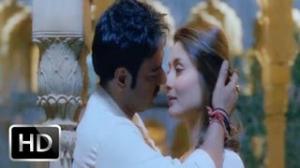 Watch Kareena Kapoor Refuses To Get INTIMATE With Ajay Devgan Video