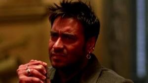 Watch Ajay Devgn begs to reach his destination - London Dreams Video