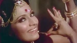 Watch Chale Aao Na Satao - Bollywood Item Song - Bindu - Aarop (1973) - Vinod Khanna Video