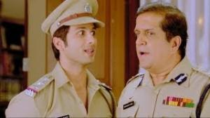 Watch Maine Wardi Utari, Toh Maa Bhagwan Ko Pyaari..!! - Phata Poster Nikla Hero Dialog Promo Video