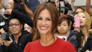 Watch Julia Roberts Rocks Red Hot Mini Video