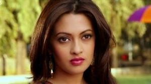 Watch Riya Sen's gesture to the director - Zindagi 50 50 Movie Video