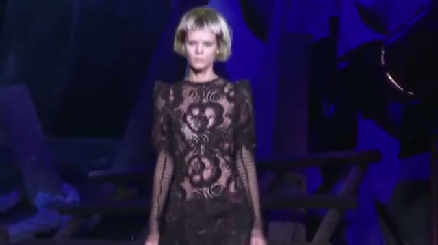 Watch Stars Brave Sweltering Venue for Marc Jacobs Video