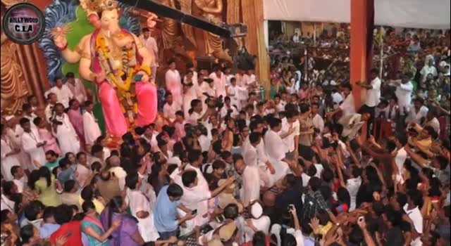 Watch Hrithik Roshan visits Lalbaugcha Raja Video