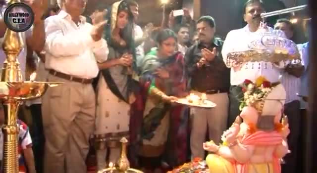 Watch Priyanka Chopra performs Aarti at Andhericha Raja Ganesh Darshan Video