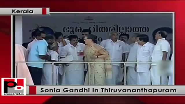Watch Sonia Gandhi distributes land under Zero landless scheme to the poor in Kerala Video