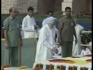 Watch PM pays floral tribute to Mahatma Gandhi at Rajghat Video