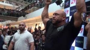Watch 10k screaming WWE fans greet Ryback at the Oberoi mall in Mumbai, India! Video
