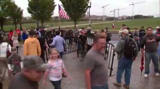 Watch Crowd Pushes Through Barriers to WWII Memorial Video