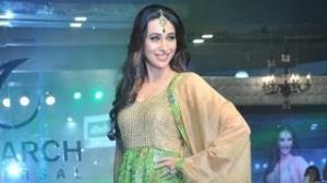 Watch Karisma Kapoor Dazzles On The Ramp Video