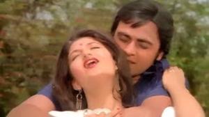 Watch Dost Banke Aaye Ho - Hit Classic Romantic Song - Bin Phere Hum Tere - Vinod Mehra, Sarika (Old is Gold) Video