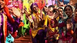 Watch Aare Aare (Full Video Song) Besharam - Ranbir Kapoor & Pallavi Sharda Video