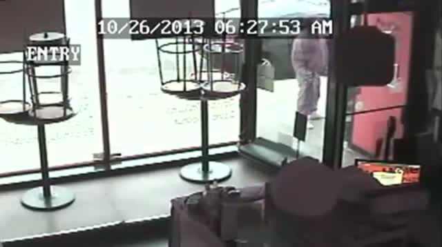 Watch Thief Fails to Steal IPad at Pizza Joint Video