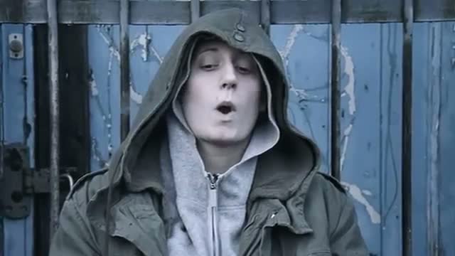Watch Arctic Monkeys - When The Sun Goes Down (Official) Video