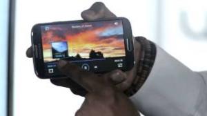 Watch Samsung GALAXY S4 - Air View and Air Gesture Demo Video