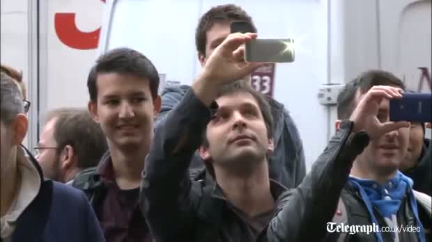 Watch Crowds gather as iPad Air goes on sale in UK Video