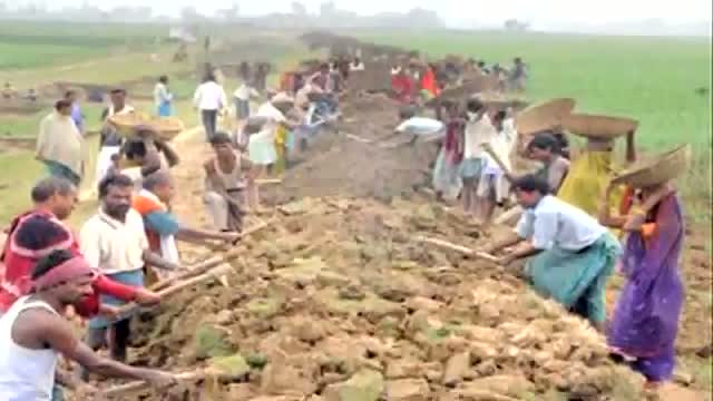 Watch Priyanka Gandhi in Raebareli talks about UPA's MNREGA Video