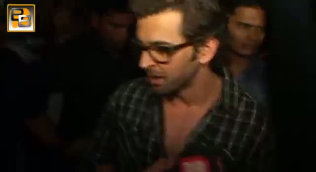 Watch Hrithik Roshan Gets PINCHED,GROPED & MOBBED in a Theatre Video
