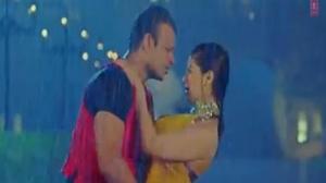 Watch Tu Bhi Mood Mein - Grand Masti (Full Video Song) - Riteish Deshmukh, Vivek Oberoi & Aftab Shivdasani Video