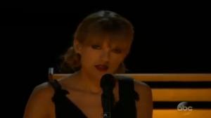 Watch Taylor Swift live performance sings 'RED' 2013 Country music Awards Video