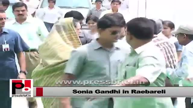 Watch Sonia Gandhi receives a warm welcome in Raebareli Video