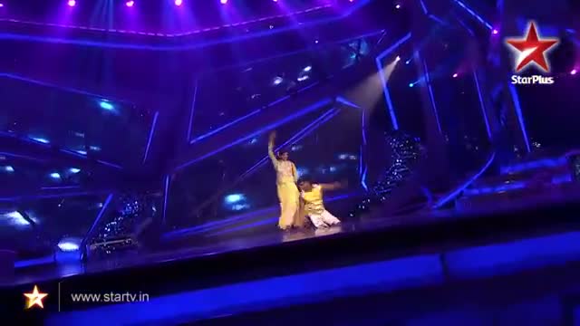 Watch Nach Baliye 6 : Vinod and Raksha's amazing aerial act - 23 November 2013 Video