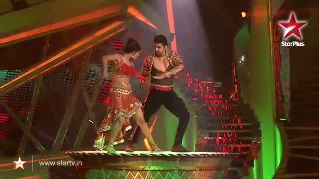 Watch Nach Baliye 6 : Gurmeet and Debina's wonderful dance performance - 24 November 2013 Video