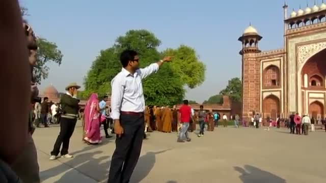 Watch Guide talk before going to Taj Mahal Video