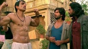 Watch Shahid Kapoor envies Sonu Sood - R...Rajkumar (Dialogue Promo 5) Video